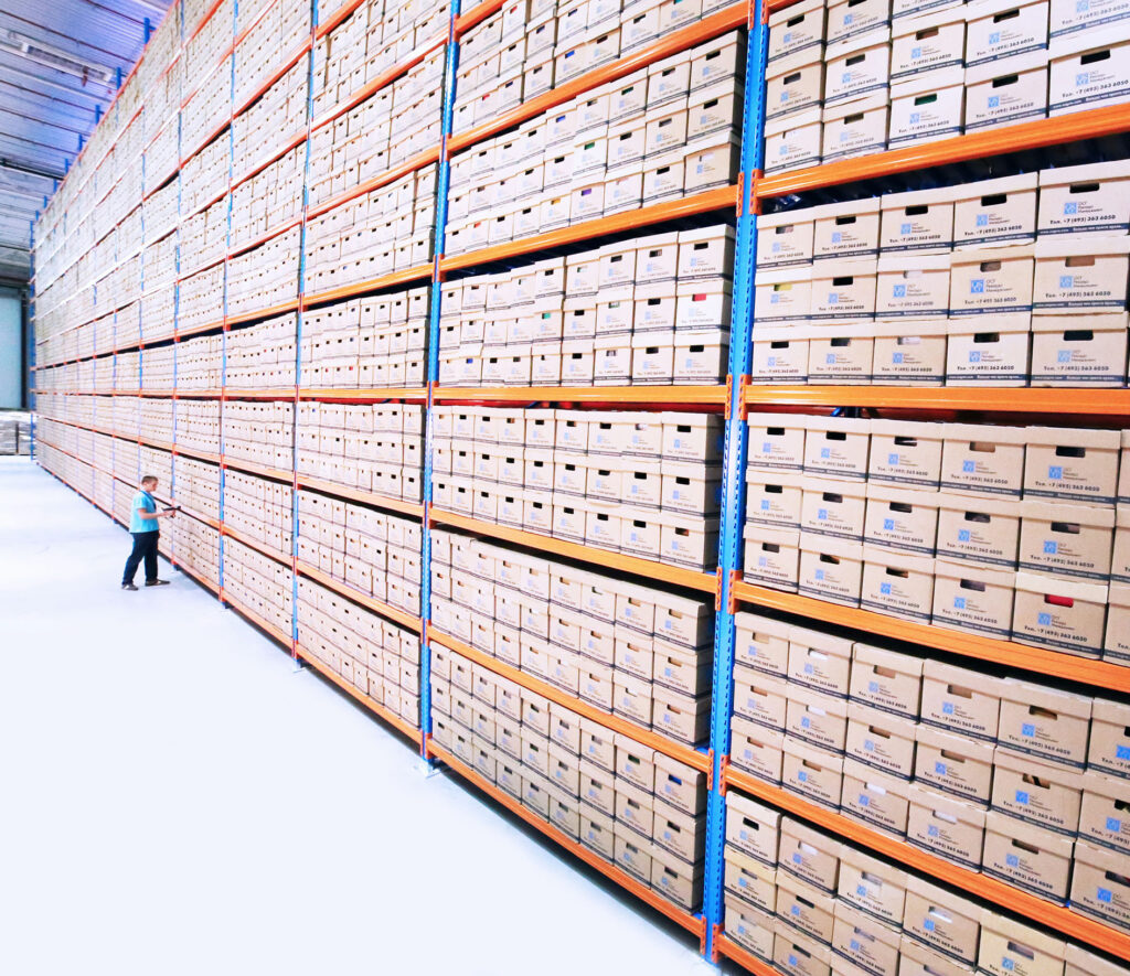 En samling af data, kan ses som et stort lager hvor alt ligger i kasser.